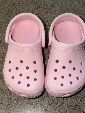CROCS Kids Classic Clog in Light Pink C8